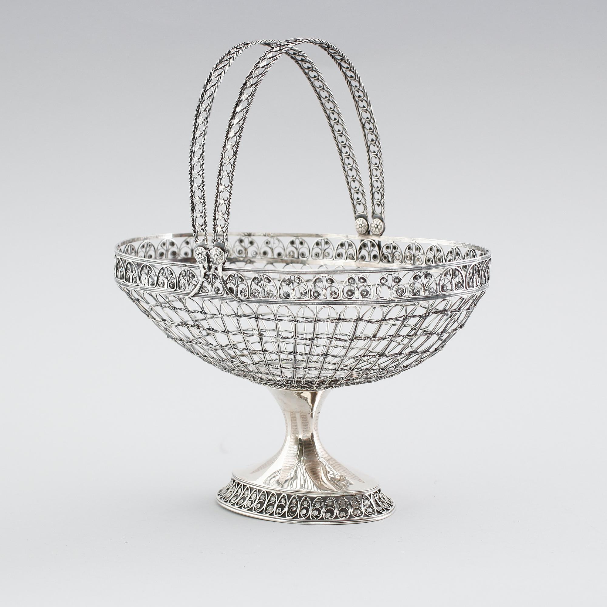 KORG, silver, Johan Carlsson, Norrköping 1821. Vikt ca 600 gram.