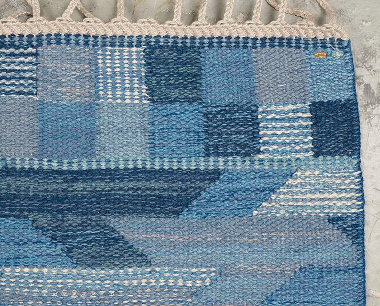 CARPET. "Blåarp". Flat weave. 588,5 x 214,5 cm. Signed AB MMF BN.