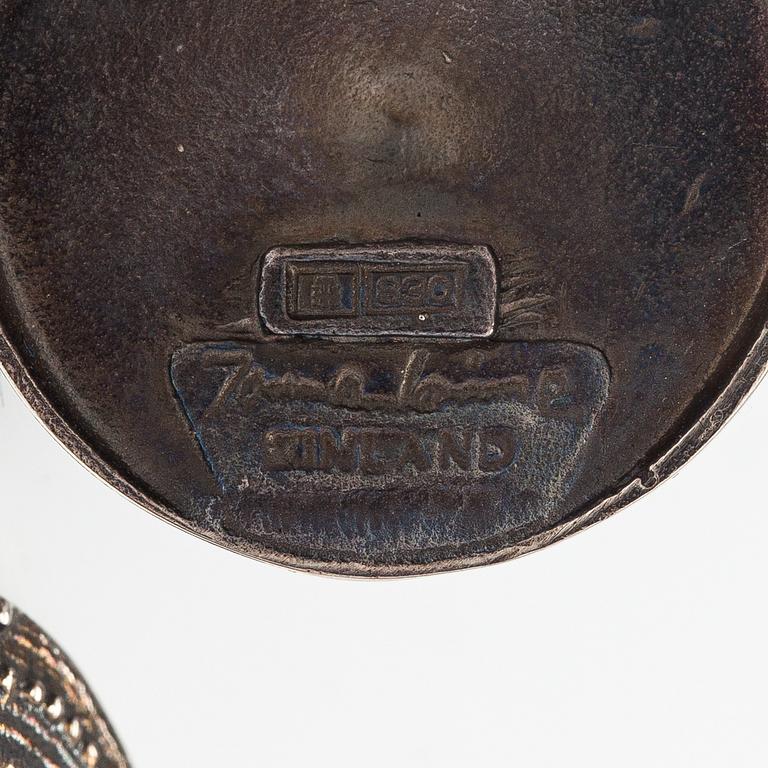 Jorma Laine, Örhängen "Chic", stelringsilver. Turun Hopea, Åbo.