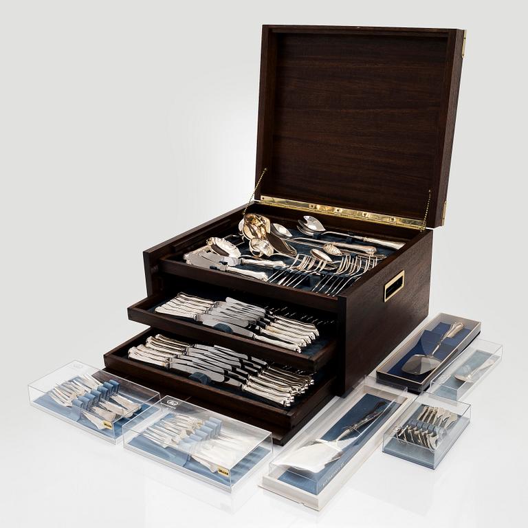 An 118-piece set of 'Chippendale' silver cutlery, Finnish hallmarks. In cutlery box.