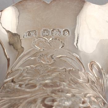 GRÄDDKANNA samt SKÅL, silver, Henry Wigfull, Sheffield, England, 1894 respektive 1897. Vikt 155 g.