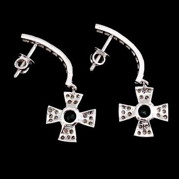ÖRHÄNGEN, 1 par, 8 k guld, gröna turmaliner tot ca 0.65 ct, diamanter tot ca 1.10 ct.