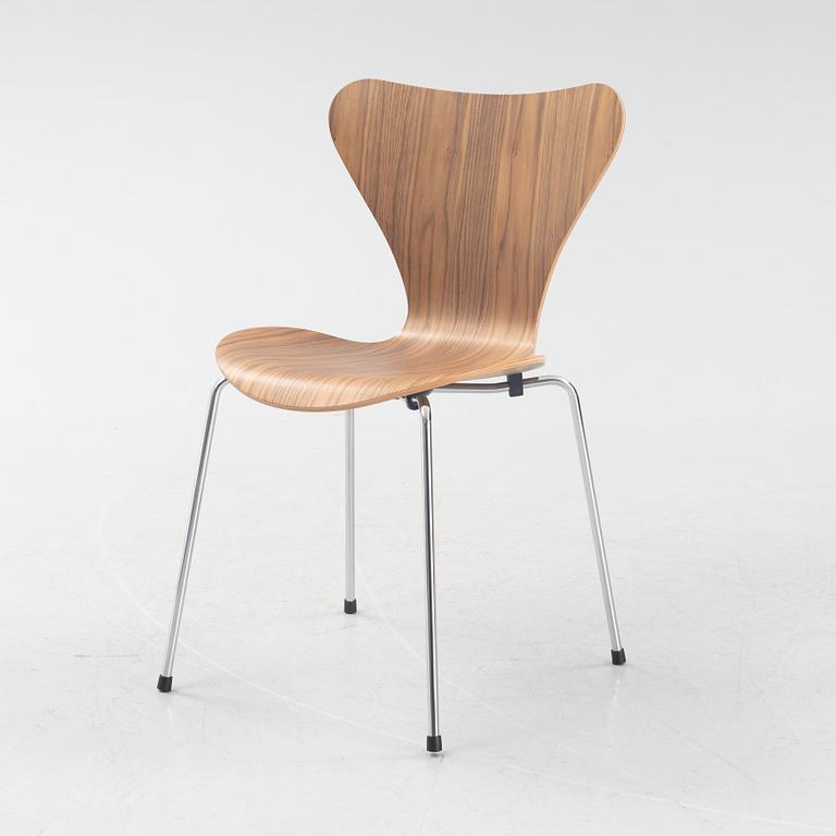 Arne Jacobsen, stol "Sjuan", Fritz Hansen, Danmark, daterad 2021.