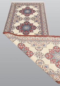A part silk Nain runner, part silk, so-called 9LAA, approx. 300 x 99 cm.