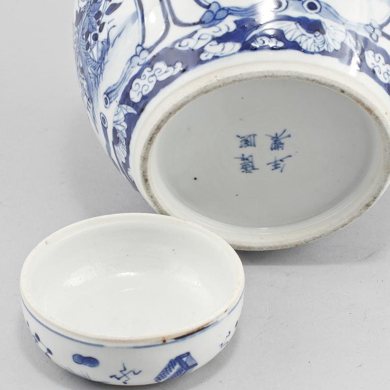 LOCKBOJAN, porslin, Kina, modern tillverkning.