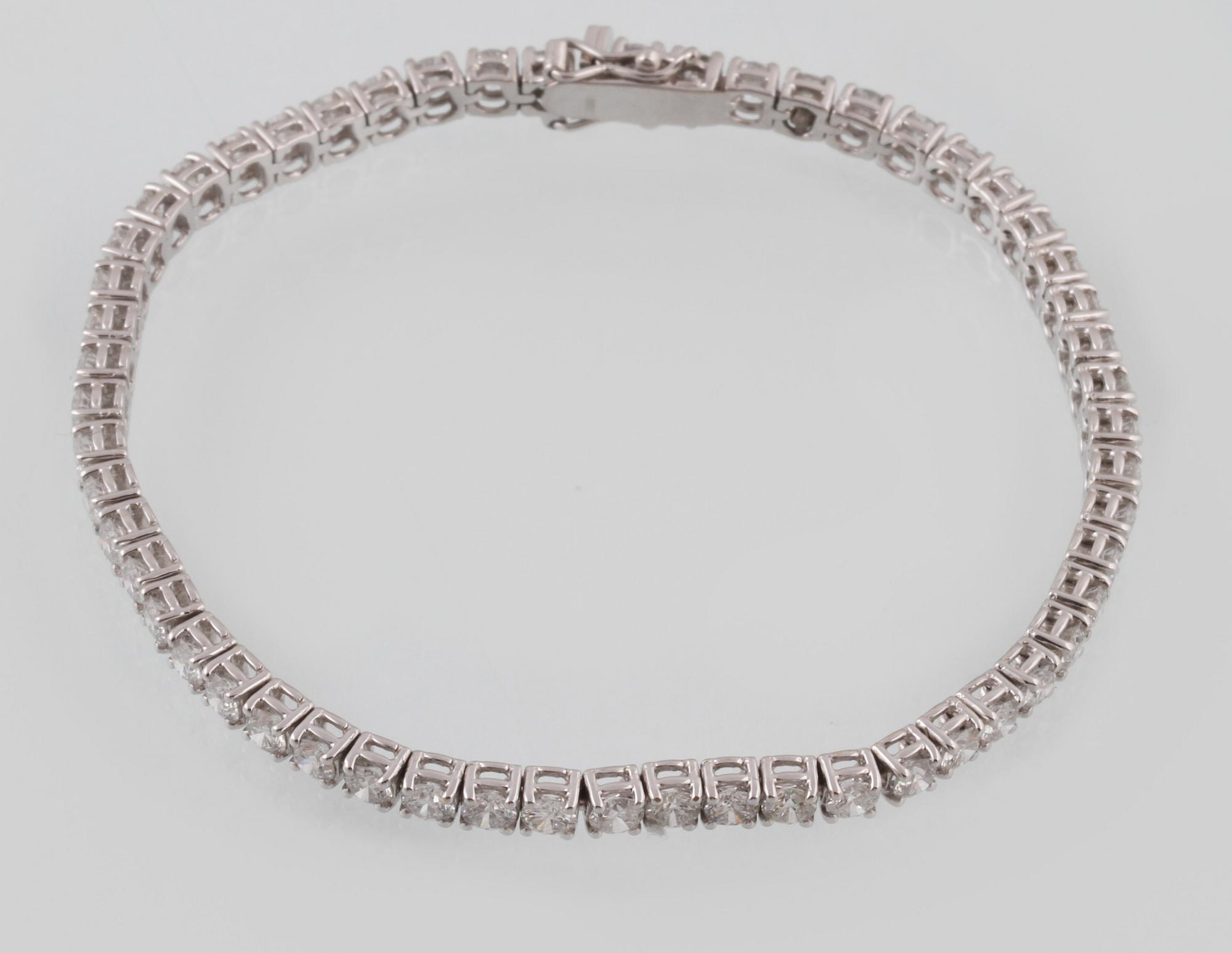 ARMBAND, 18K vitguld med 55 briljantslipade diamanter, ca 6.23 ct, Milano, Italien. Vikt 12,4 gram.