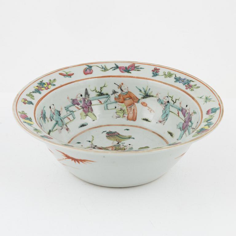 A porcelain wash basin, late Qing dynasty, around 1900.
