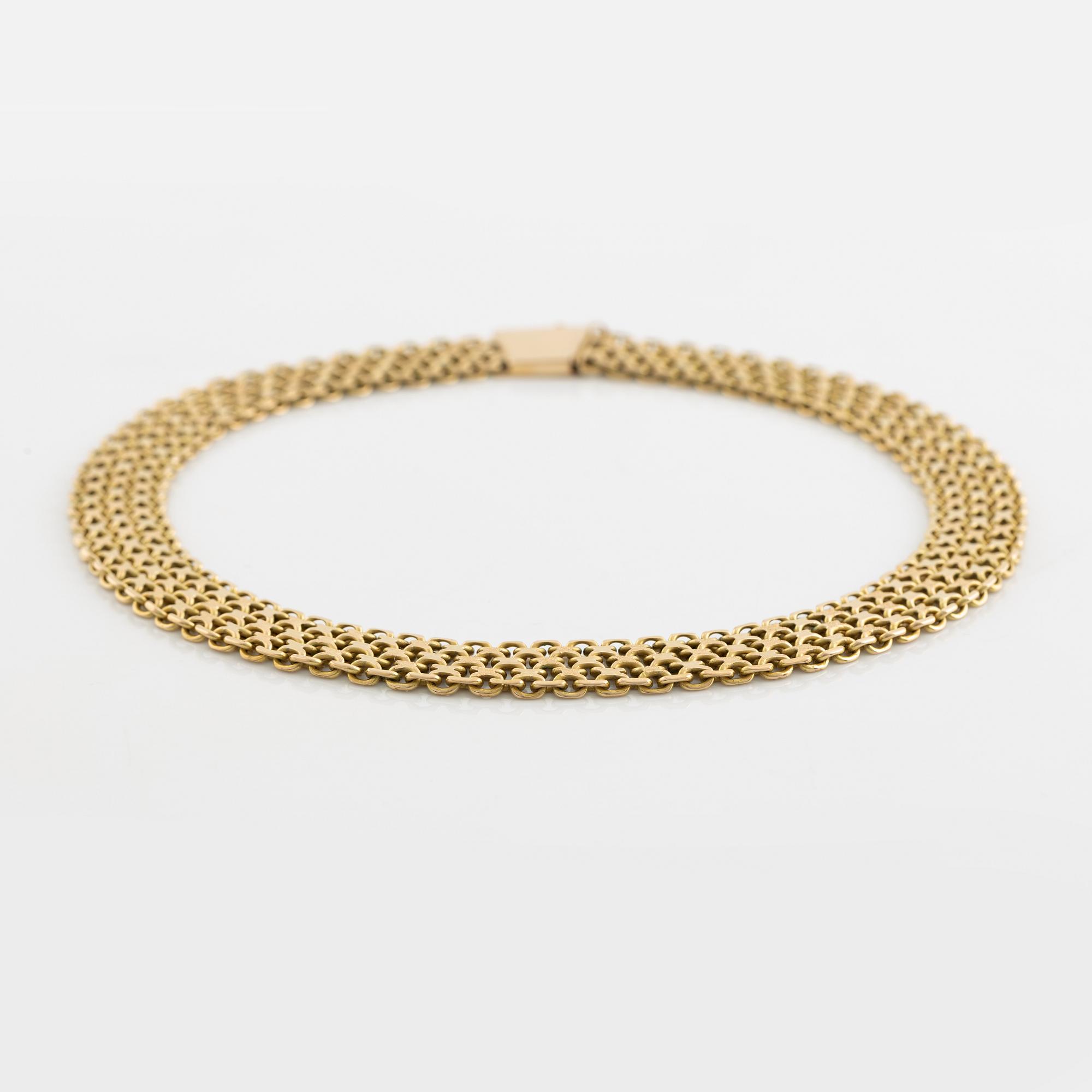 An 18K gold necklace.