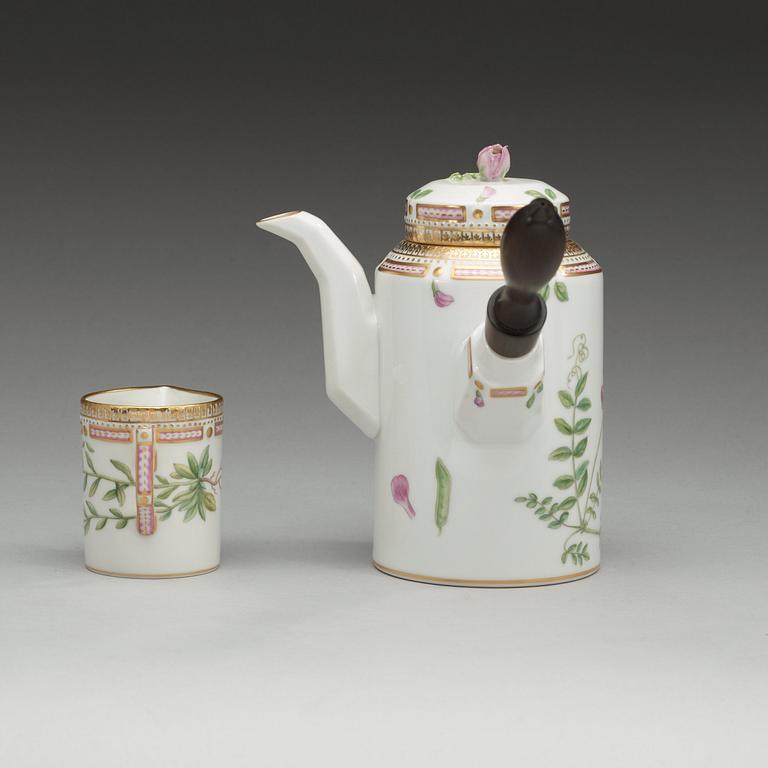 CYLINDERKAFFEKANNA samt GRÄDDSNIPA, porslin. "Flora Danica", Royal Copenhagen, Danmark, 1900-tal.