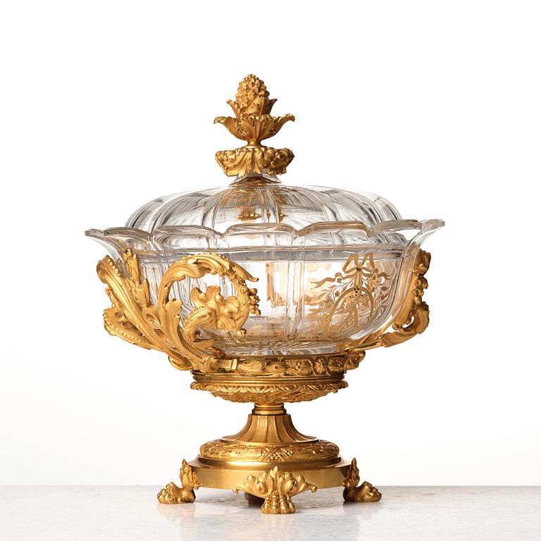 A gilded bronze and glass bowl by Eugène Cornu in Paris, second half of the 19th century.