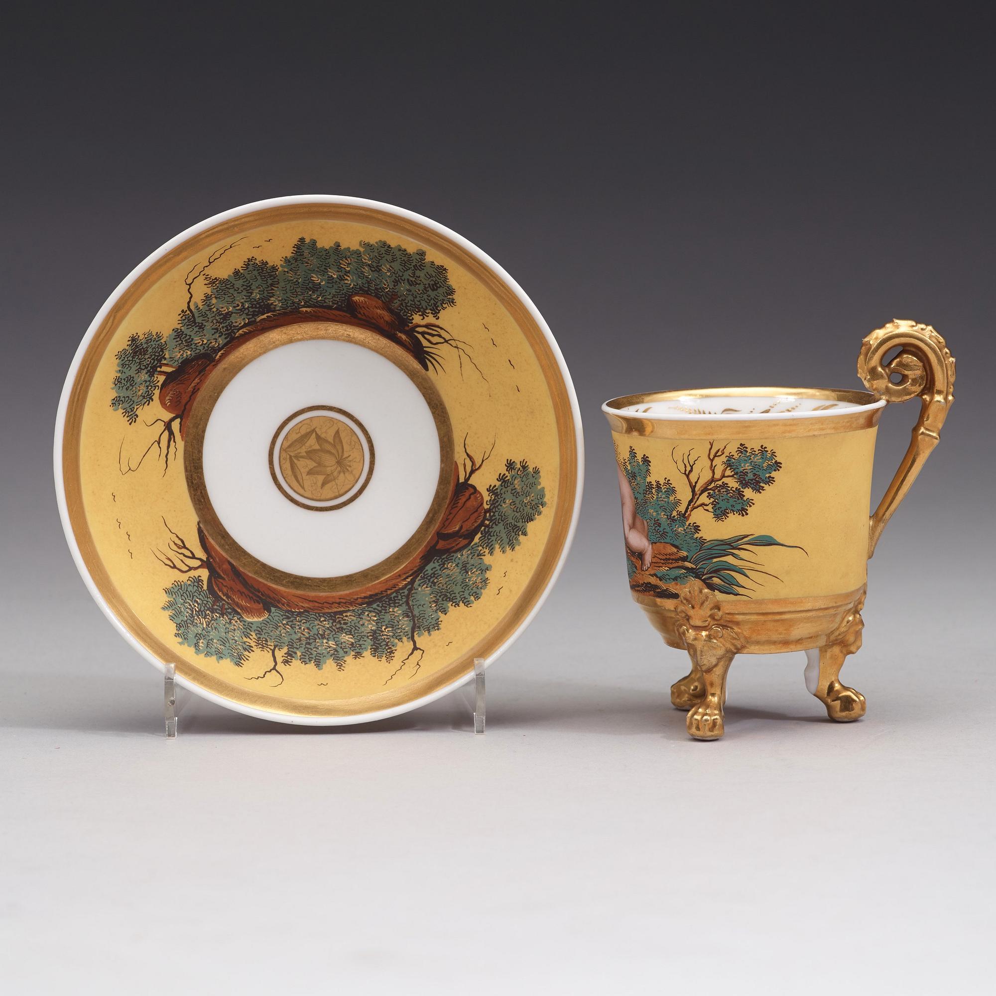 En porslinskopp med fat, troligen Ryssland, kejserliga porslinsmanufakturen, St Petersburg, 1800-talets första hälft.