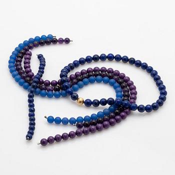 Ole Lynggaard, kullås 18K guld, med 4 stencollier med dobbar samt ett armband, bland annat lapis lazuli.