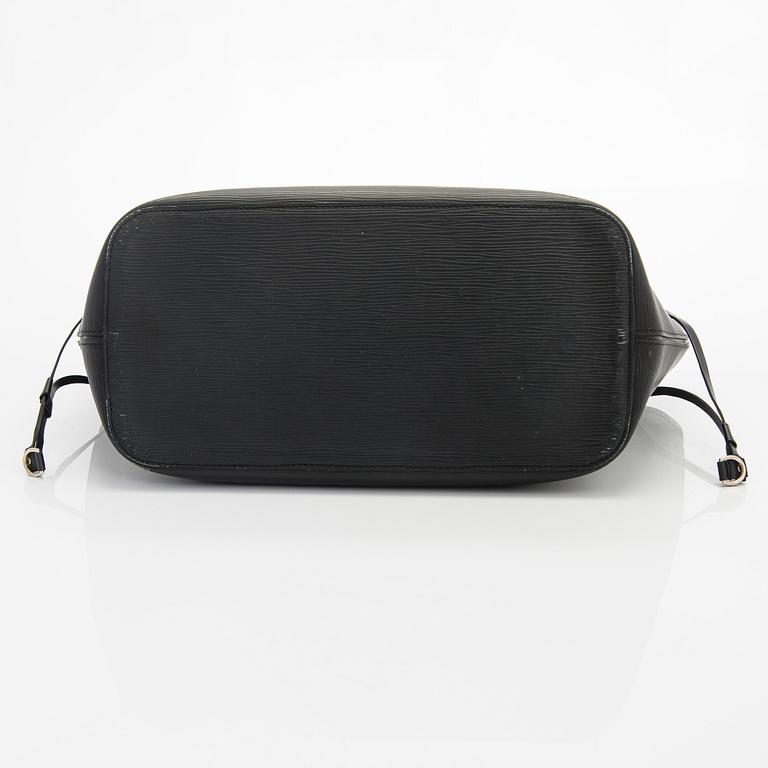 Louis Vuitton, a 'Neverfull MM' bag.