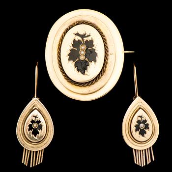 A PAIR OF EARRINGS and A BROOCH, 14K (56) gold, enamel, pearls, late 19th century.