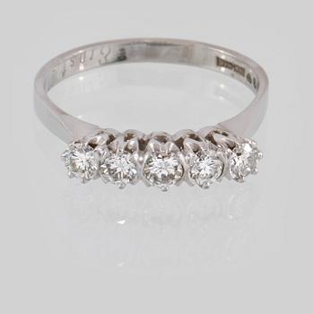 RING, 18K vitguld med 5 briljantslipade diamanter 1.0 ct  Juvel-Magnus, Göteborg, 1984. Vikt 4,7 gram.