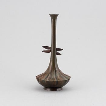 A Japanse bronze vase, circa 1900. Signed.