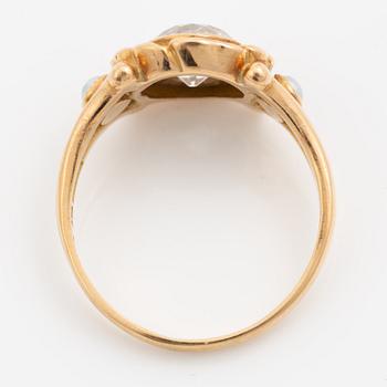 Ring 18K guld blomformad med lätt cushionformad gammalslipad diamant och seedpärlor.