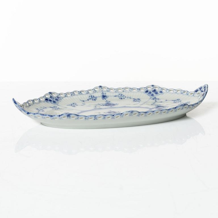 Te- och kaffeservis, 57 delar, porslin, "Musselmalet", Royal Copenhagen, Danmark.
