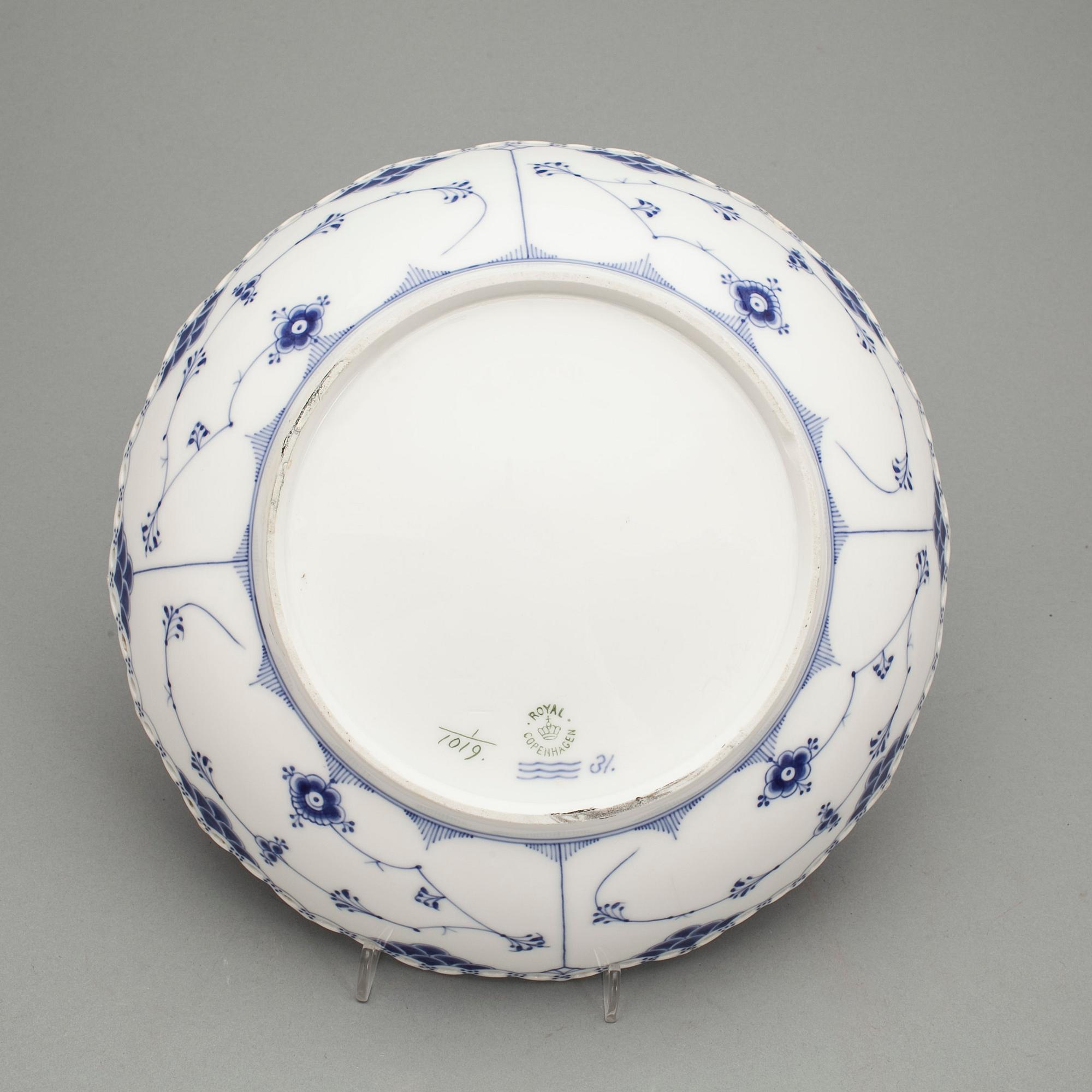 SERVISDELAR, ca 90 delar, porslin, "Musselmalet", Royal Copenhagen.