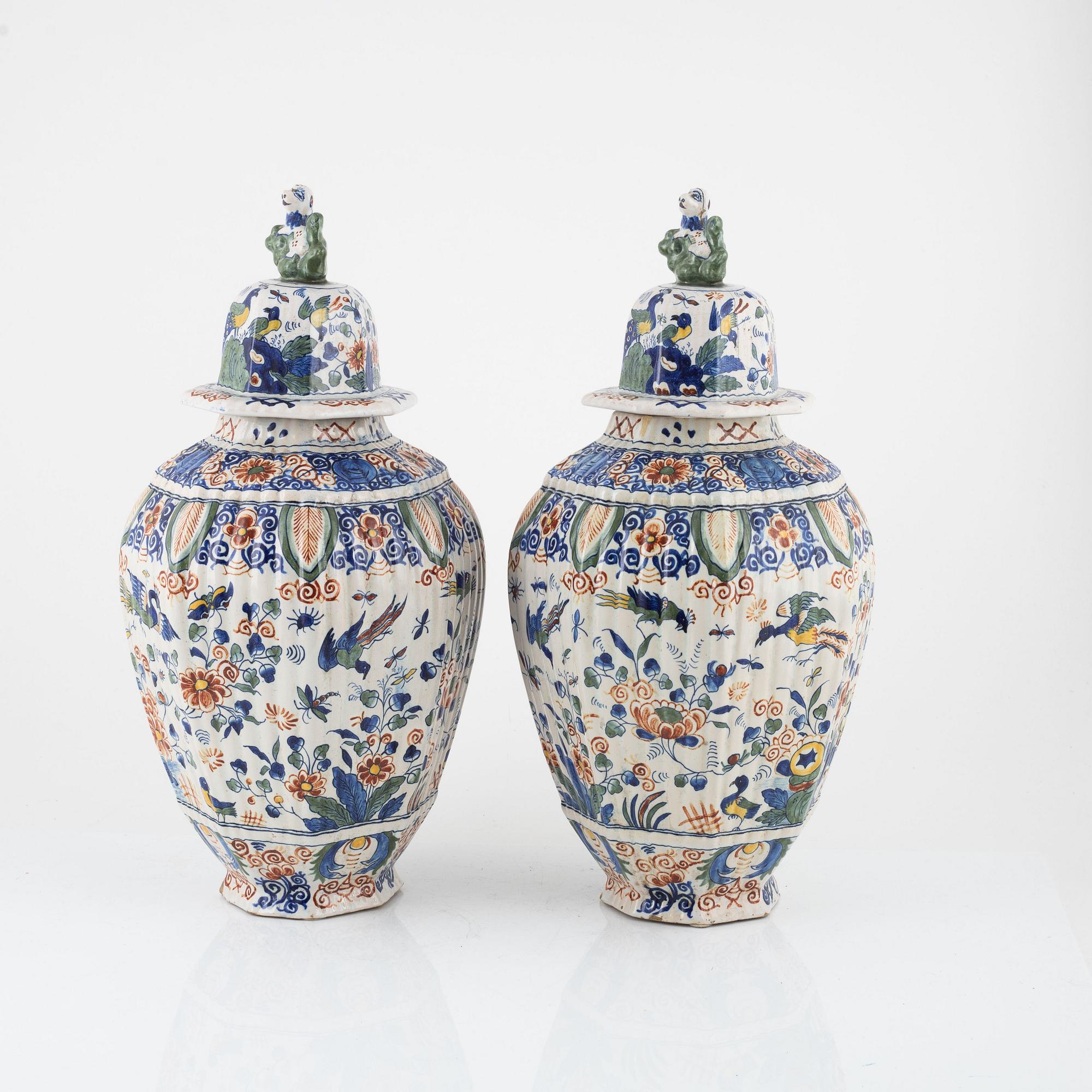 Urnor med lock, ett par, fajans, Holland, 1800/1900-tal.