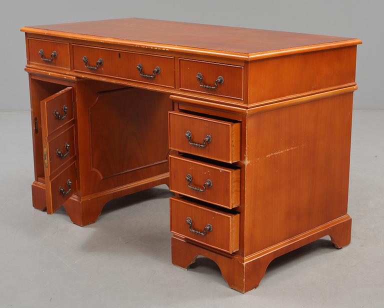 SKRIVBORD, engelsk stil, 1900-talets fjärde kvartal.
