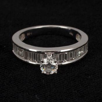 RING, vitguld 18K och diamanter tot. 1 ct. Vikt ca 4 g.