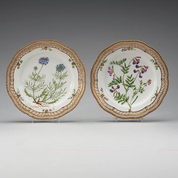 A set of 11 Royal Copenhagen 'Flora Danica' dinner plates, Denmark, early 20th Century.