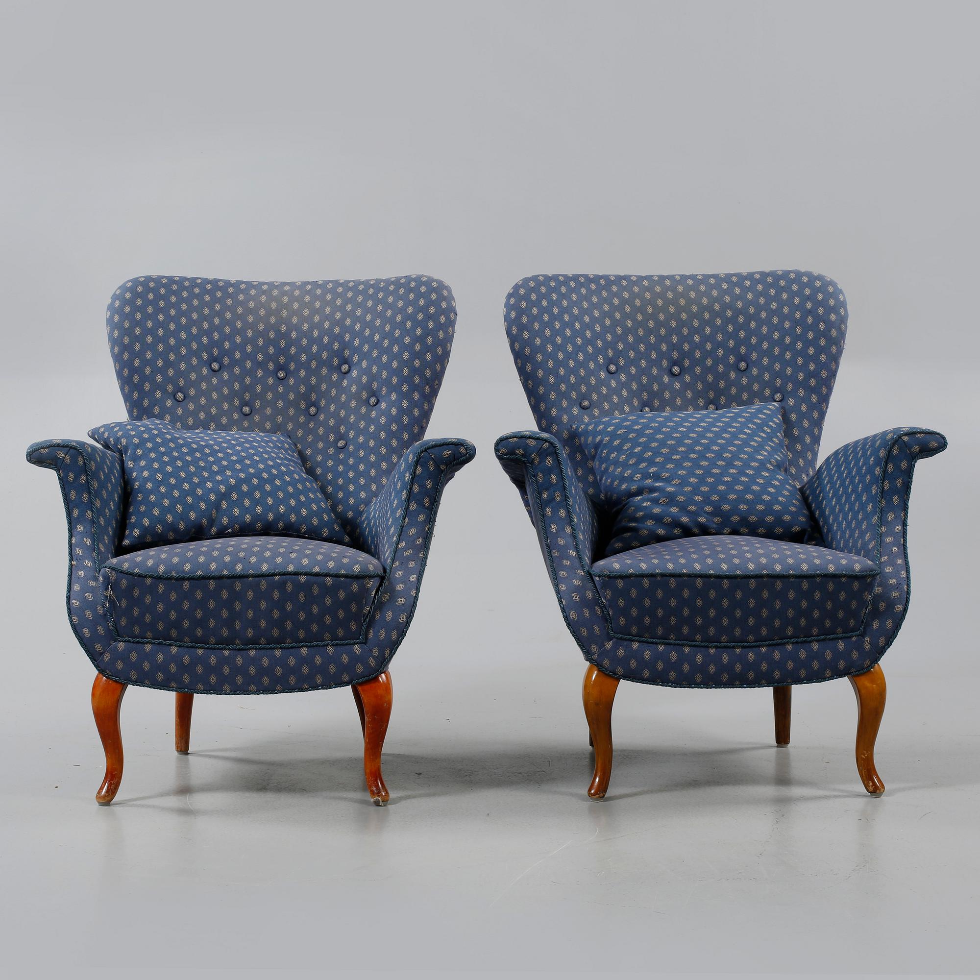 FÅTÖLJER, ett par, nyrokokostil, omkring 1900-talets mitt.