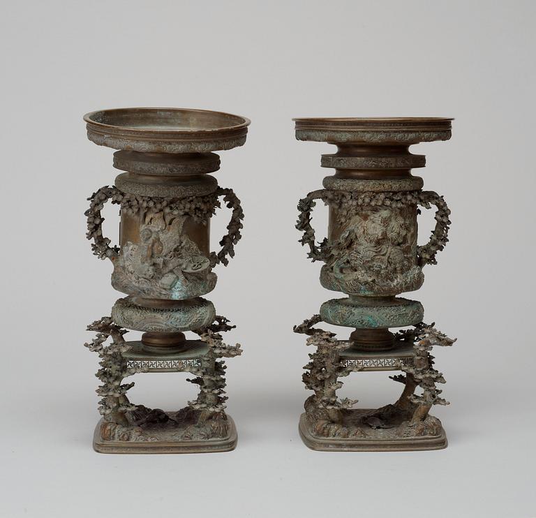VASER, ett par, brons. Japan, Meiji (1886-1912).