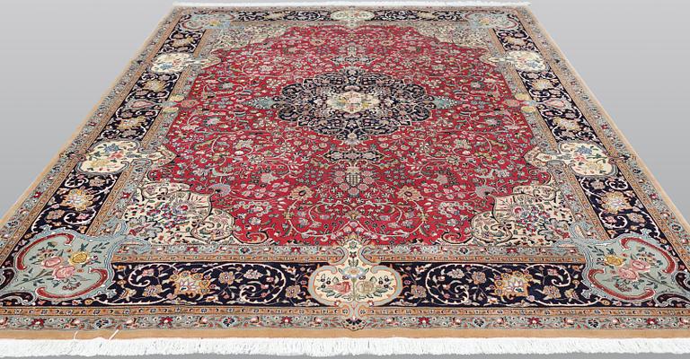 An oriental carpet, approx. 316 x 247 cm.