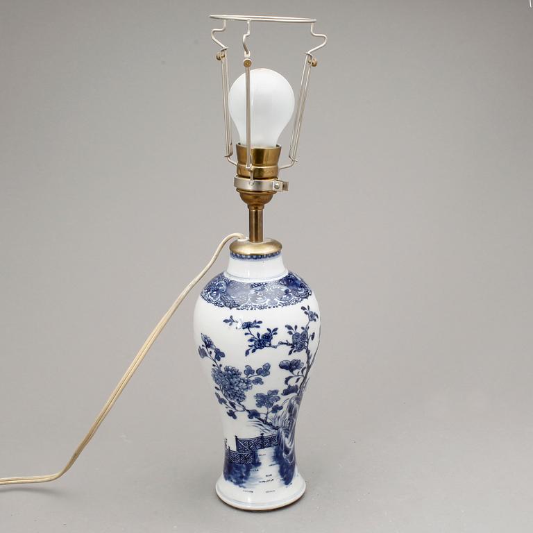 BORDSLAMPA. Porslin. Qing dynastin, Qianlong (1736-95).