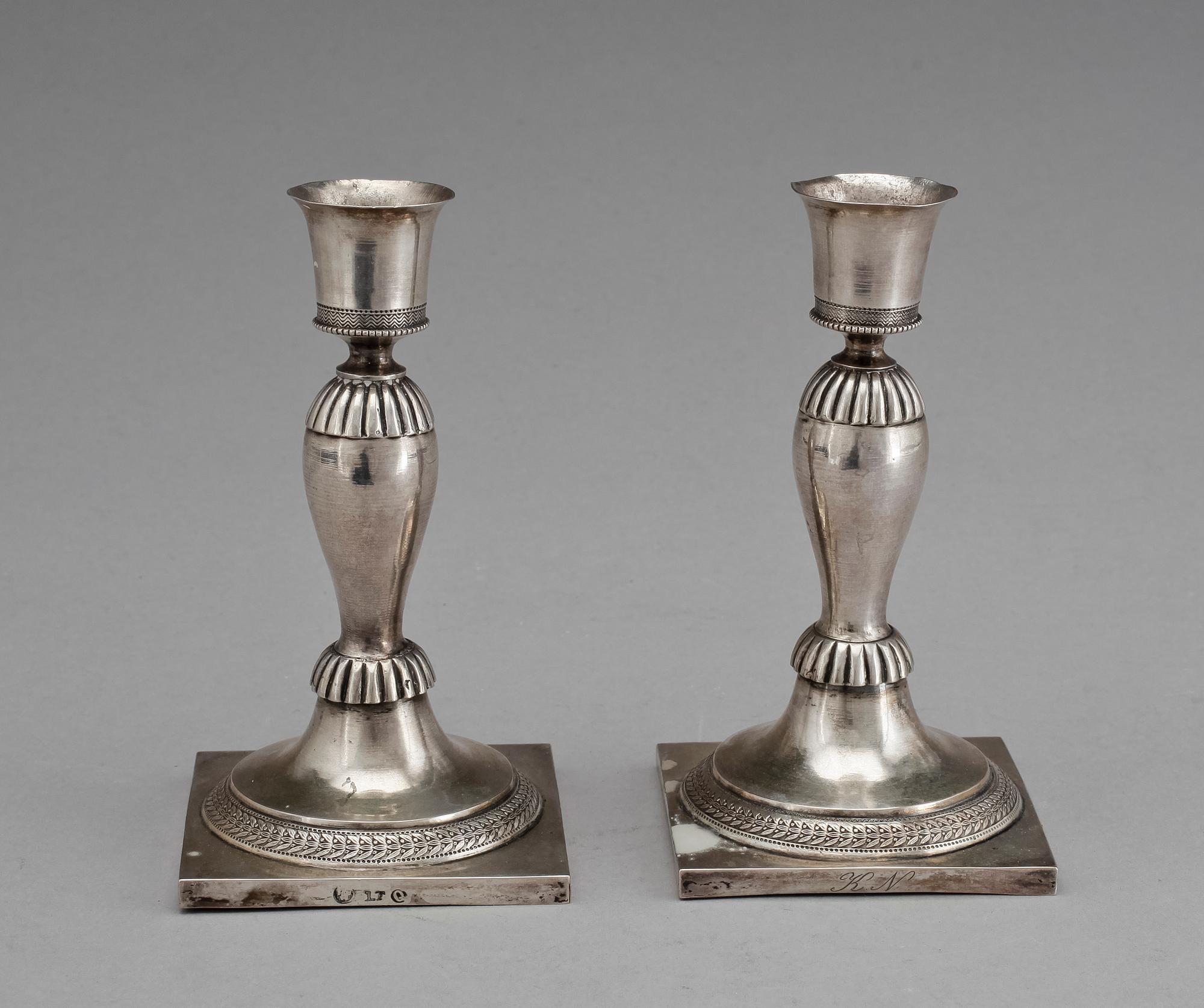 LJUSSTAKAR, ett par, silver, empire, otydl stämplar, centraleuropa, 1800-talets första hälft. Tot ca 240 g.