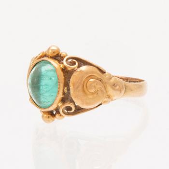 An 18K gold ring set with a cabochon cut emerald by Harbeck Wilhelm Stockholm 1945.