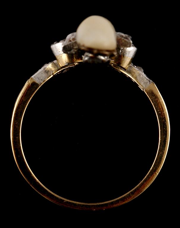 RING, 18k guld och silver med en odlad pärla och 20 fasettslipade små diamanter, 1900-tal. Vikt 4 g.