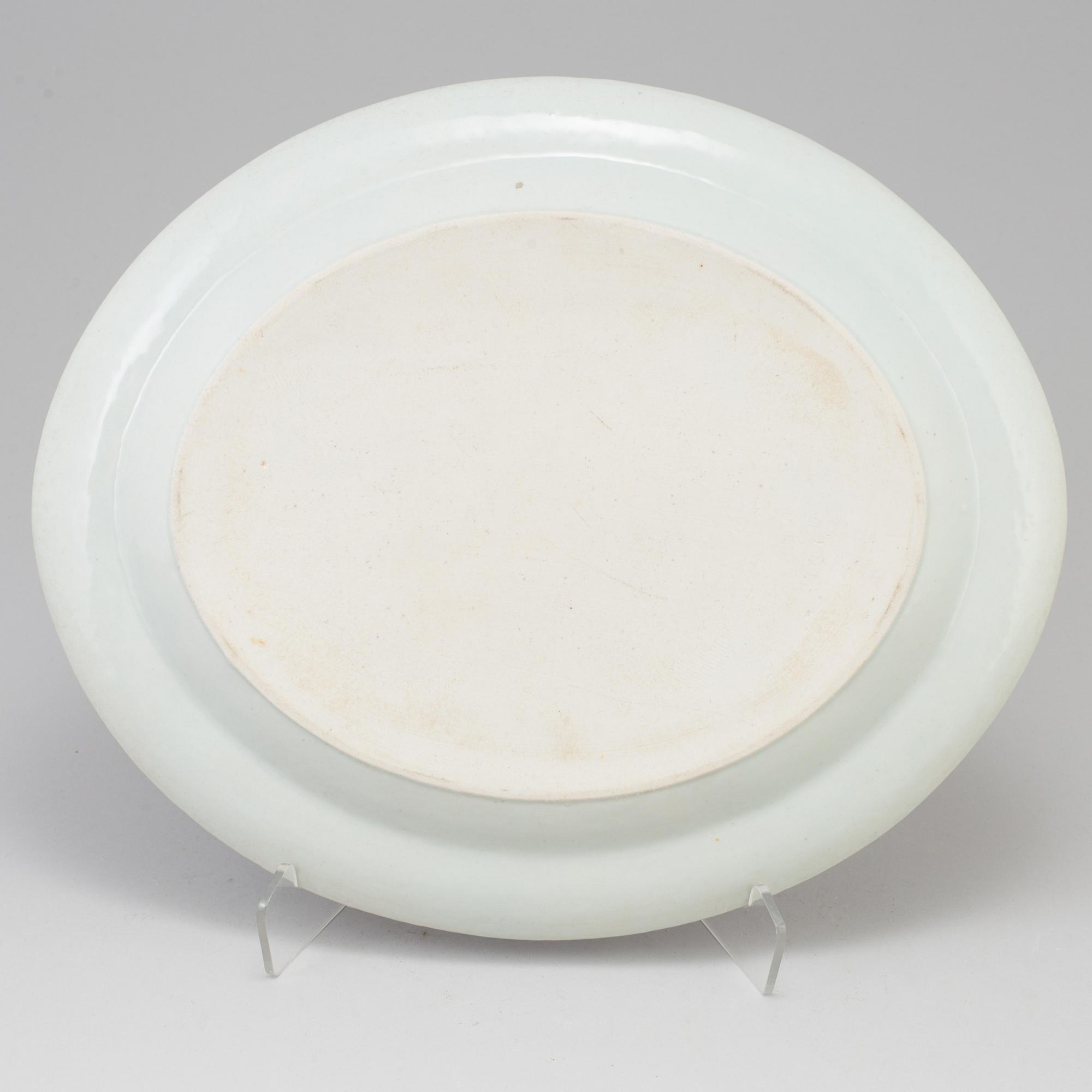 A chinese export blue and white fitz-hugh decorated serving dish. Qing dynasty, Jiaqing (1796-1820).