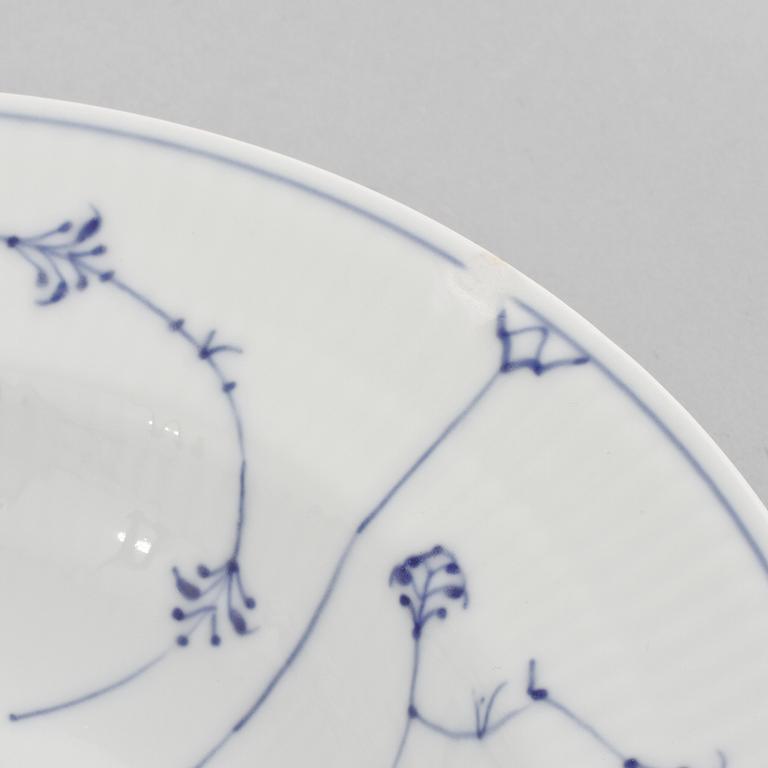 MATSERVIS, 43 delar, porslin, "Musselmalet", Royal Copenhagen, 1900-talets andra hälft.