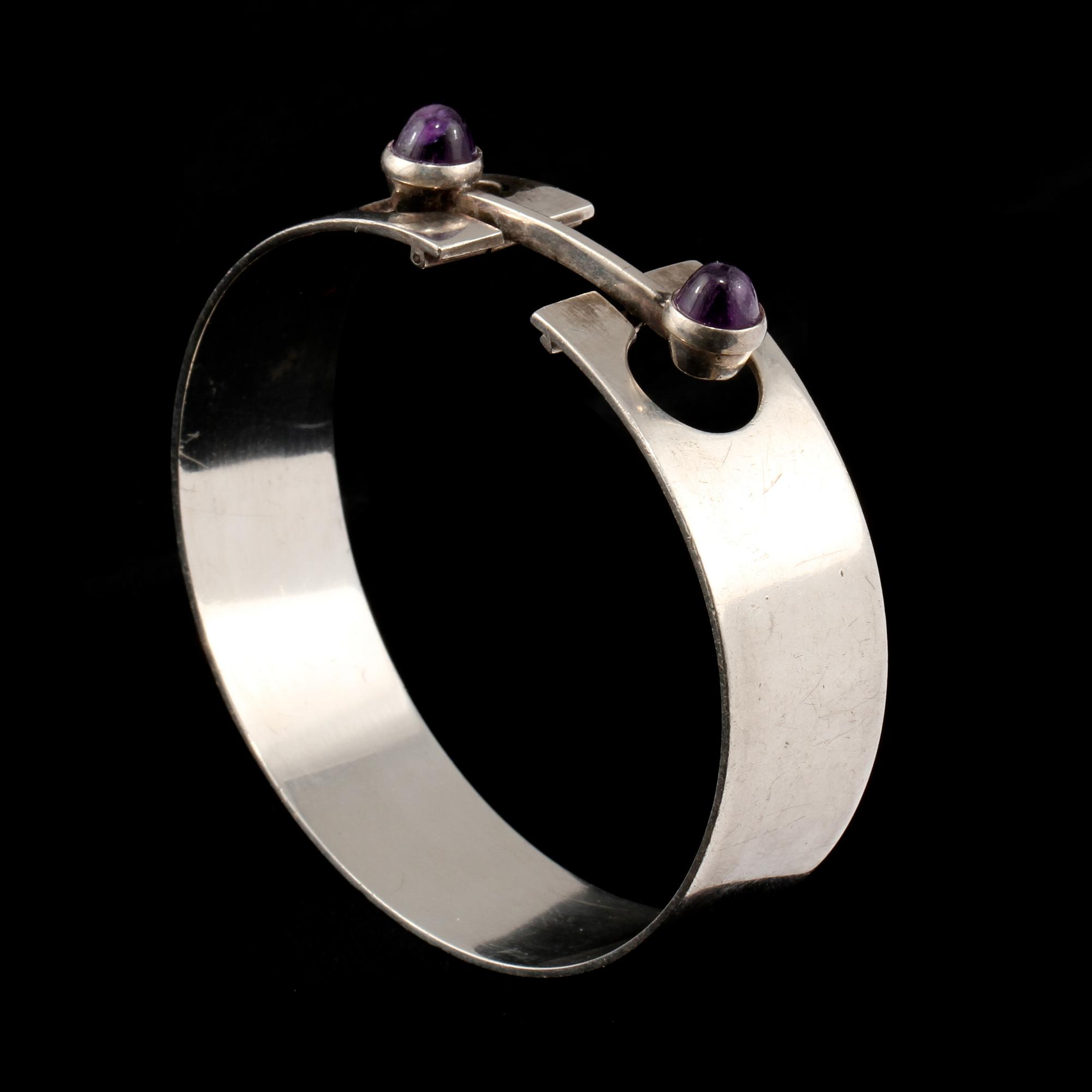 ARMRING, silver samt cabochonslipade ametister, importstämplad. Vikt 33 g.