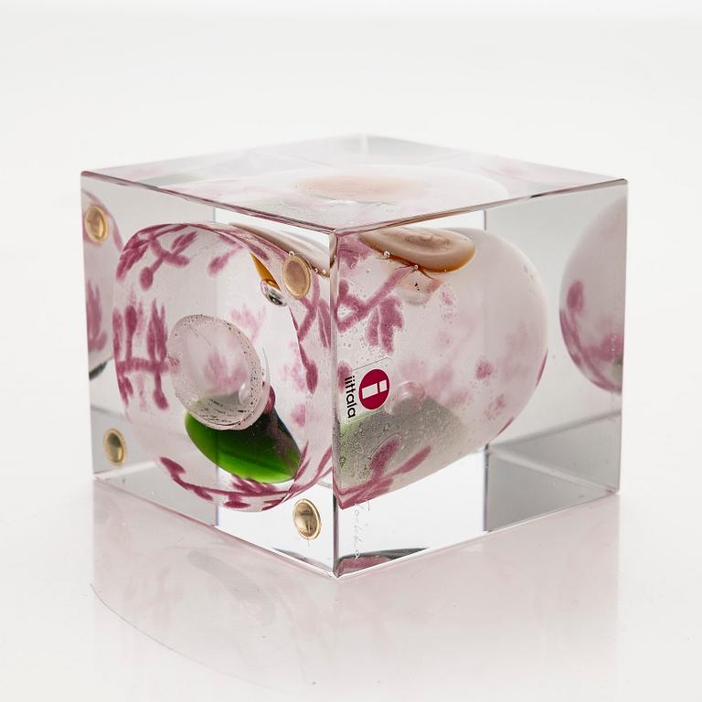 Oiva Toikka, an annual glass cube, signed Oiva Toikka, Nuutajärvi 2008 and numbered 213/2000.