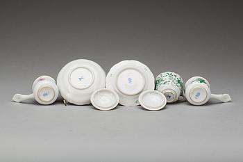KOPP PÅ FAT och CREMEKOPPAR, 2 st. Porslin, Meissen resp. Herend.