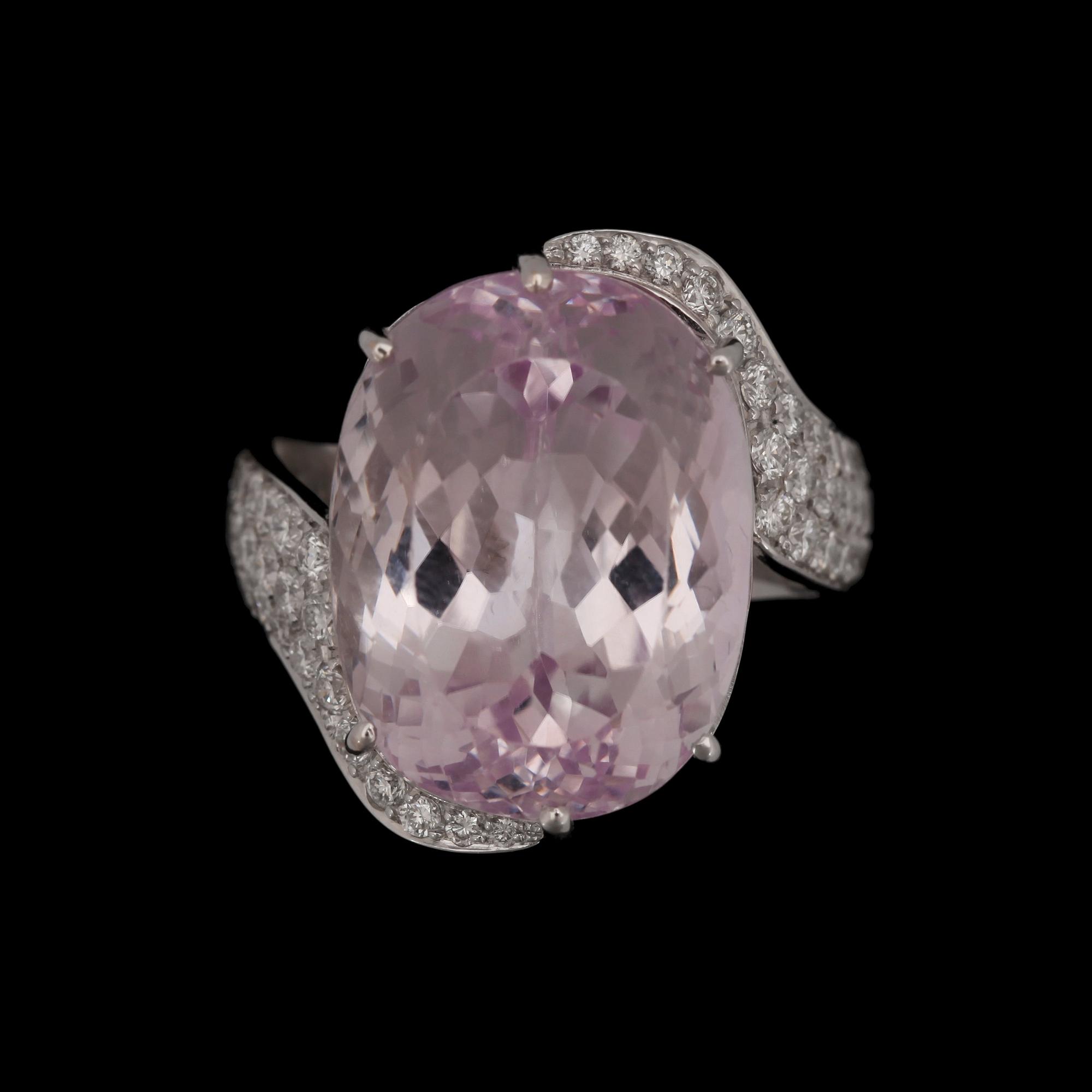 A kunzit ring, 22 cts. set with brilliant cut diamonds tot. 1.28 ct.