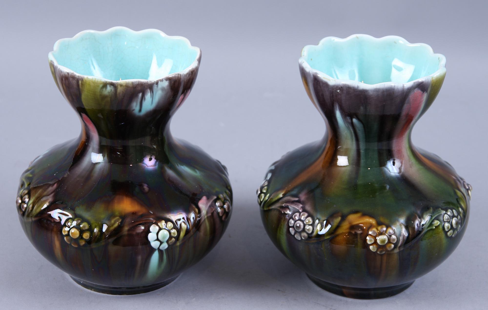 VASER, ett par, samt SKÅLAR, ett par, flintgods, Rörstrand.