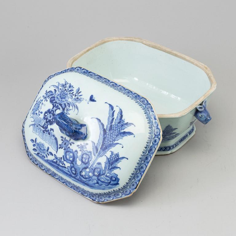 A blue and white tureen with cover, QIng dynasty, Qianlong (1736-95).