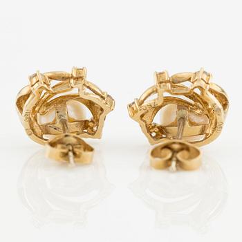 Örhängen med odlade pärlor och briljantslipade diamanter.