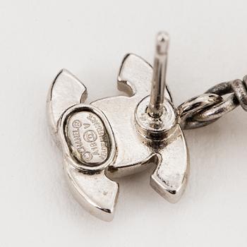 CHANEL, örhängen, logo i vitmetall.