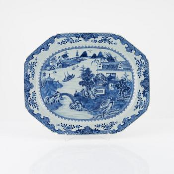 A blue and white serving dish, Qing dynasty, Qianlong (1736-95).