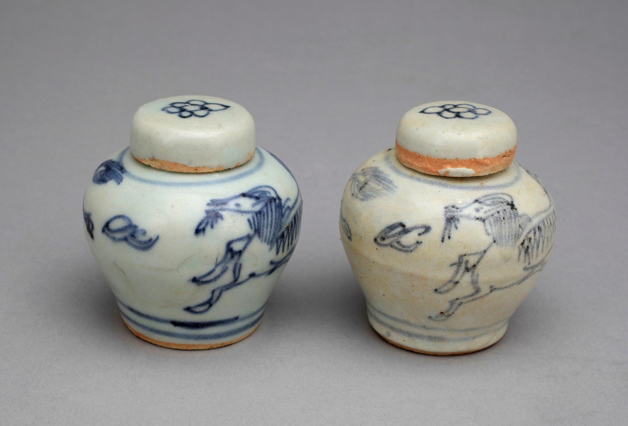 MINIATYRURNOR med LOCK, ett par, porslin. Ming, 1368-1644.