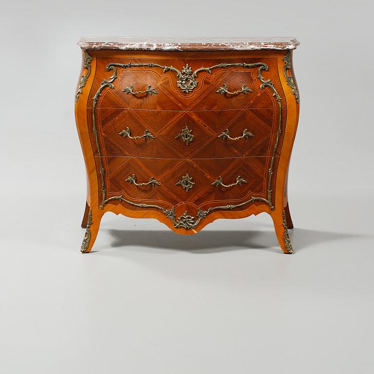 BYRÅ, rokokostil, 1900-talets andra hälft.