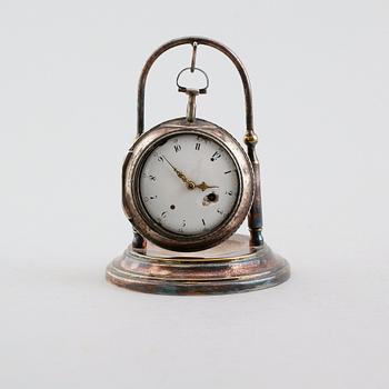 SPINDELUR, silver, Joh Waard, London nr 1062, omkring år 1800 samt FICKURSSTÄLL, nickel, omkring år 1900.