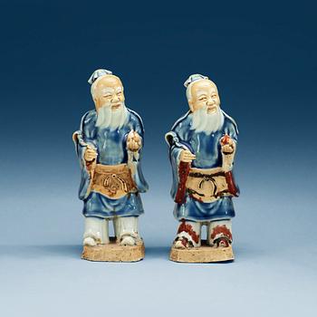 1472. FIGURINER, ett par, porslin. Qing dynastin, 1700-tal.