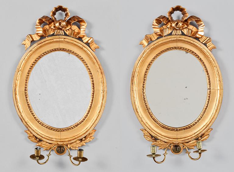 SPEGELLAMPETTER, ett par, en märkt med Jönköpings hallstämpel, gustavianska, sent 1700-tal.